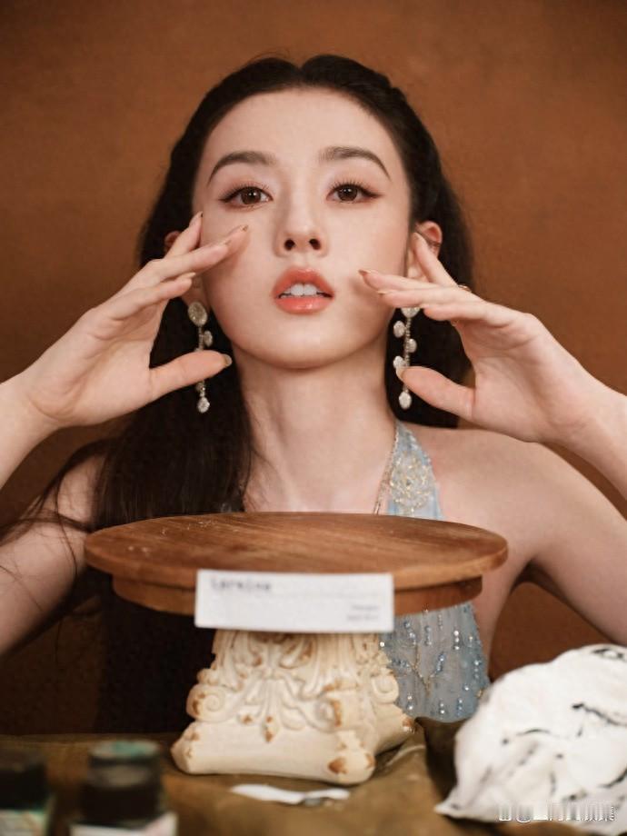 宋祖儿V领礼服优雅精致