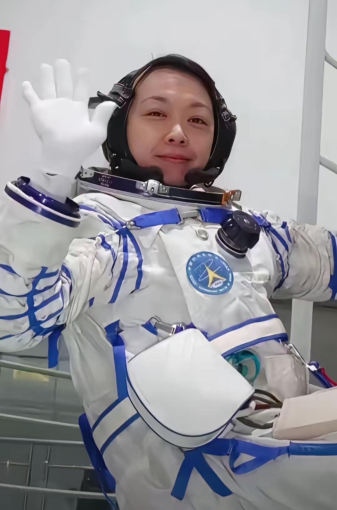 我一直有个误解：以为航天员必须从飞行员里面挑。空军出身、会开飞机、上天实操。后来