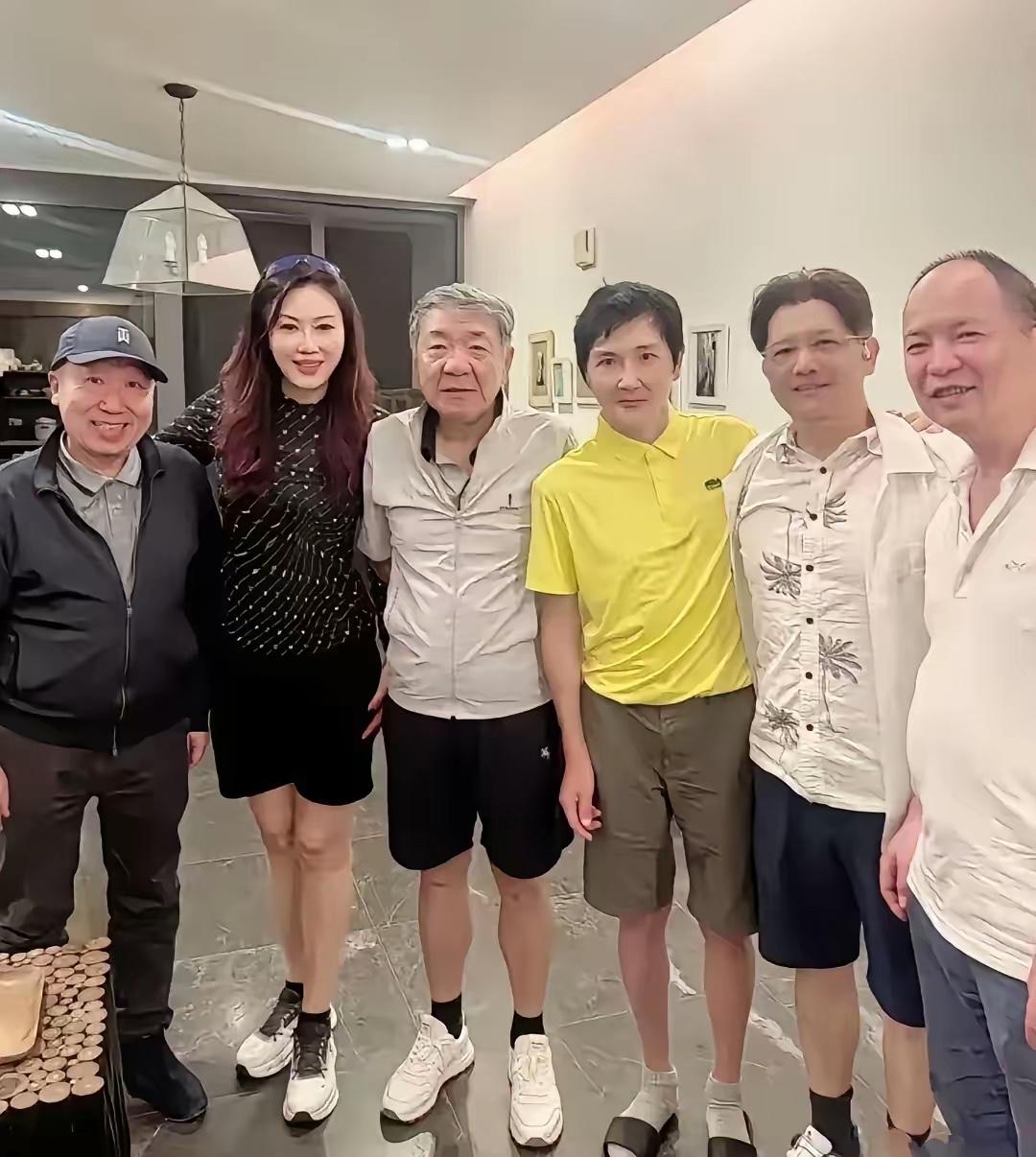 孙楠算不算老来俏啊？年轻时也没想着减肥，如何管理自己的形象。反而上了