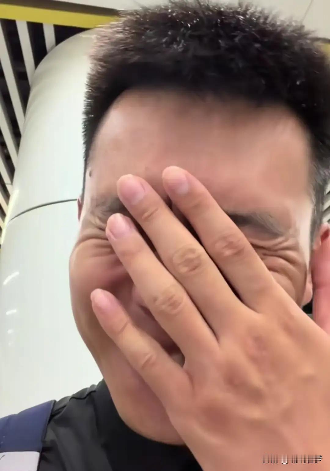 地铁上一个北京大姐骂一个外地大哥臭外地的我在地铁上亲眼见过这一幕。那大姐扯着