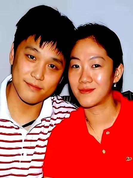 秦志戬又升官了，从“志强”直接变“总教练”。马斯喀特四冠到手，他头发却一把