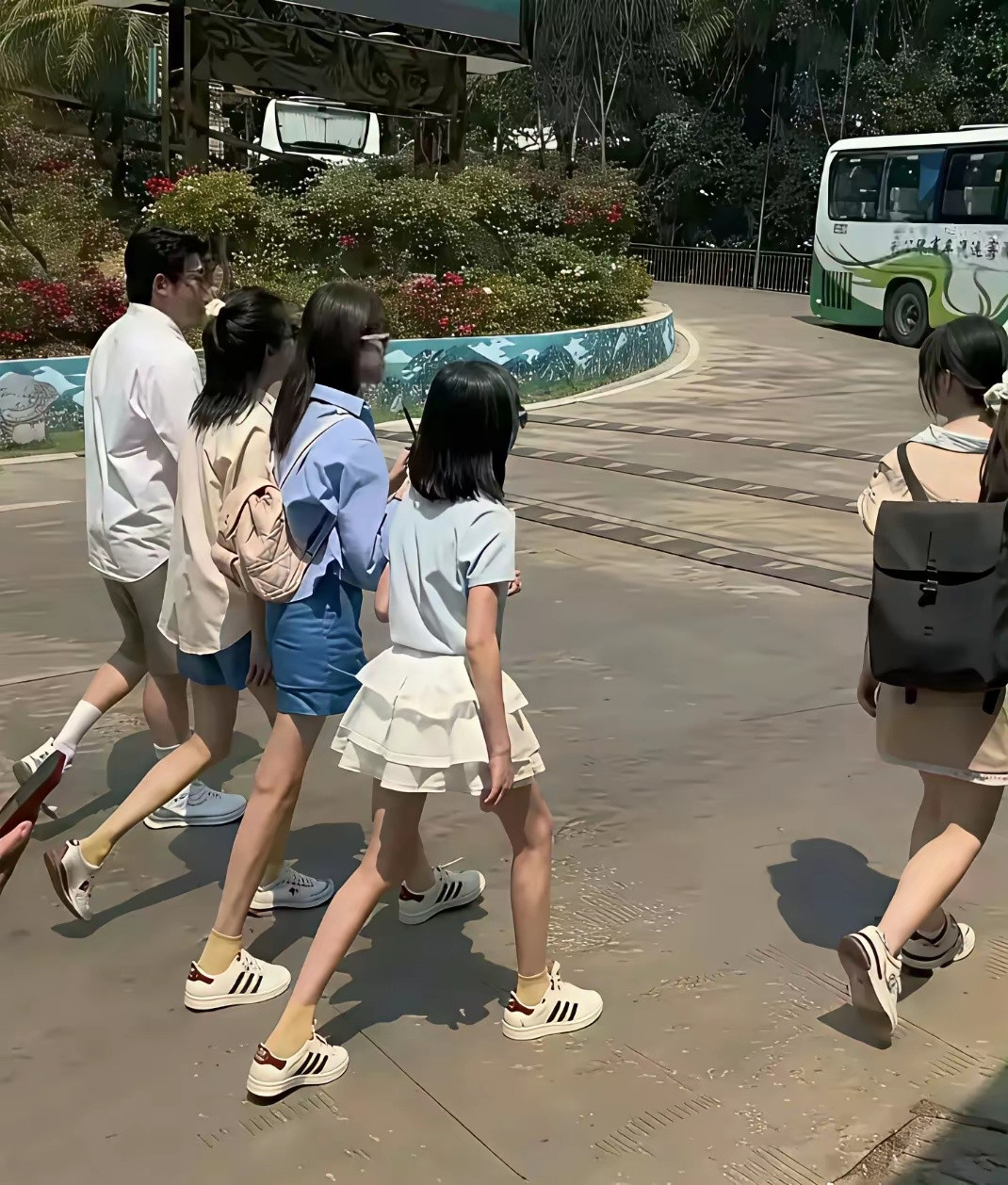 陆毅当年应该一眼就被鲍蕾的长腿吸引了。