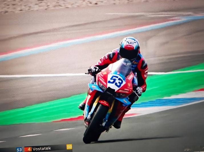 欧洲人急了。他们给中国赛车焊上了7公斤的铅块，还削了5%的动力。你以为这是打压