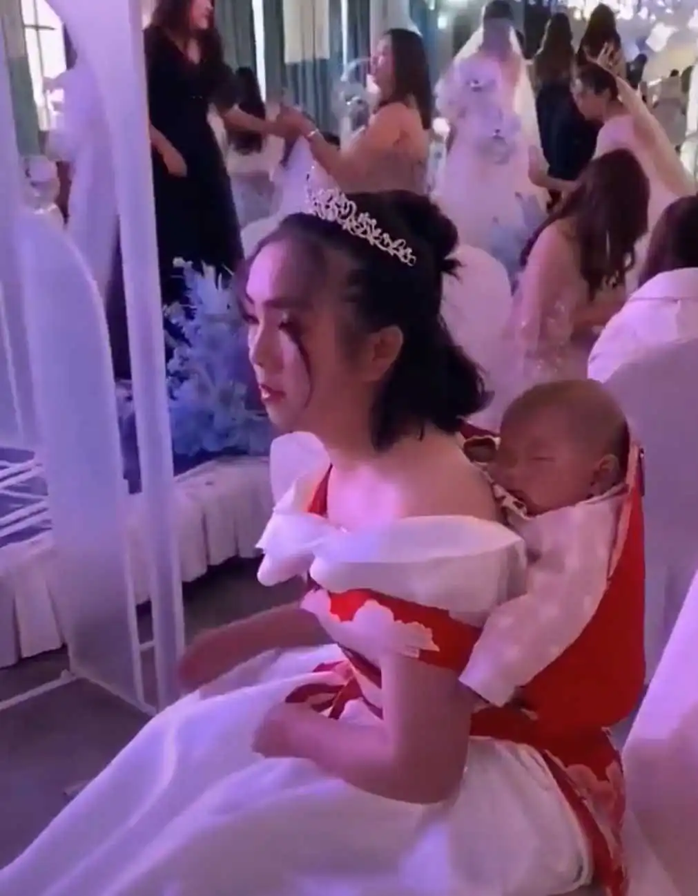 穿着婚纱带着孩子结婚的新娘