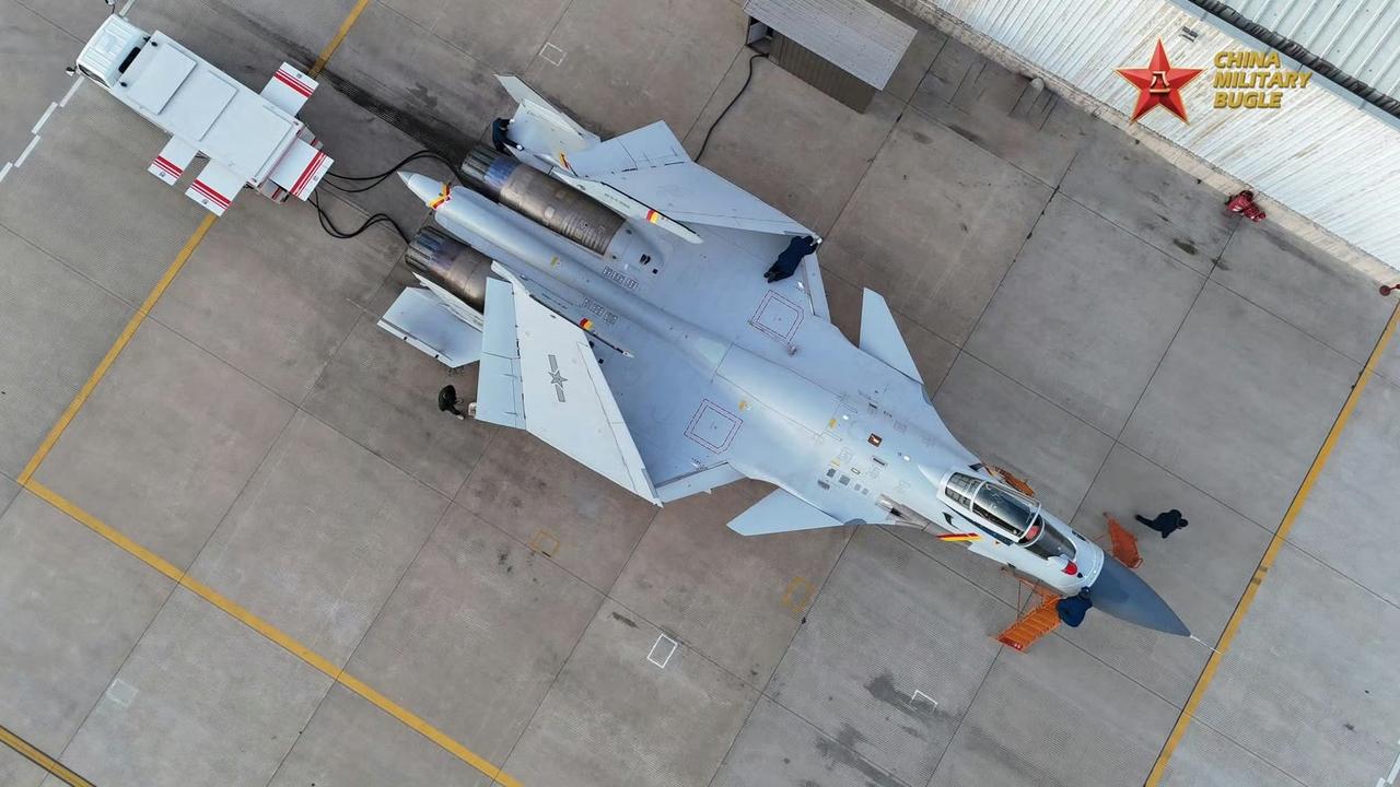 军网英文，俯拍机翼折叠状态的歼15。在进行起飞前准备！​​​