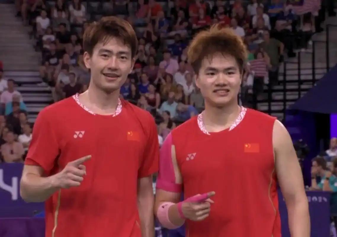 国羽梁王组合从死亡之组坚挺爬出，晋级男双4强最后一场男双比赛耗时70分钟，印