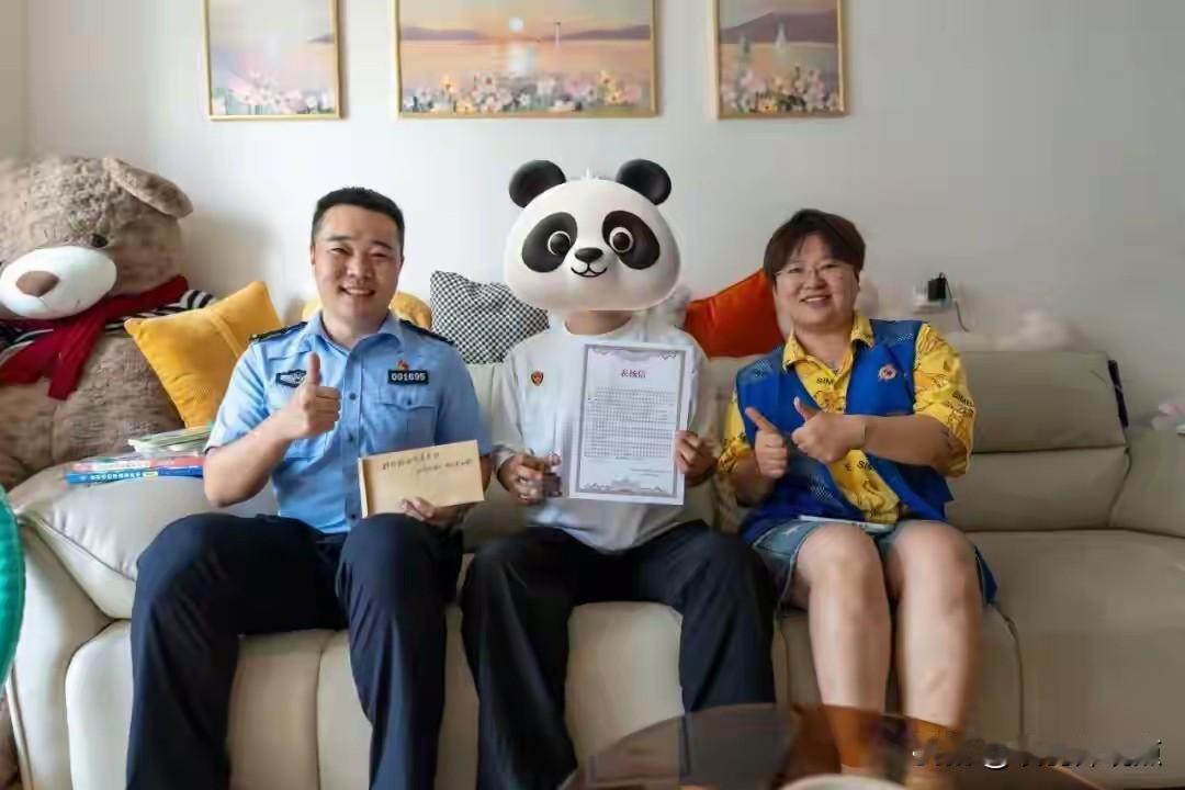 7月18日，成都外卖小哥小张在某小区送餐时，发现一名男子神色慌张地站在一户人家门