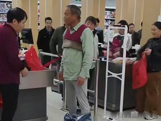 11月9日，安徽巢湖一老人结完账出超市时，安检门触发警报。为自证清白，老人多次脱