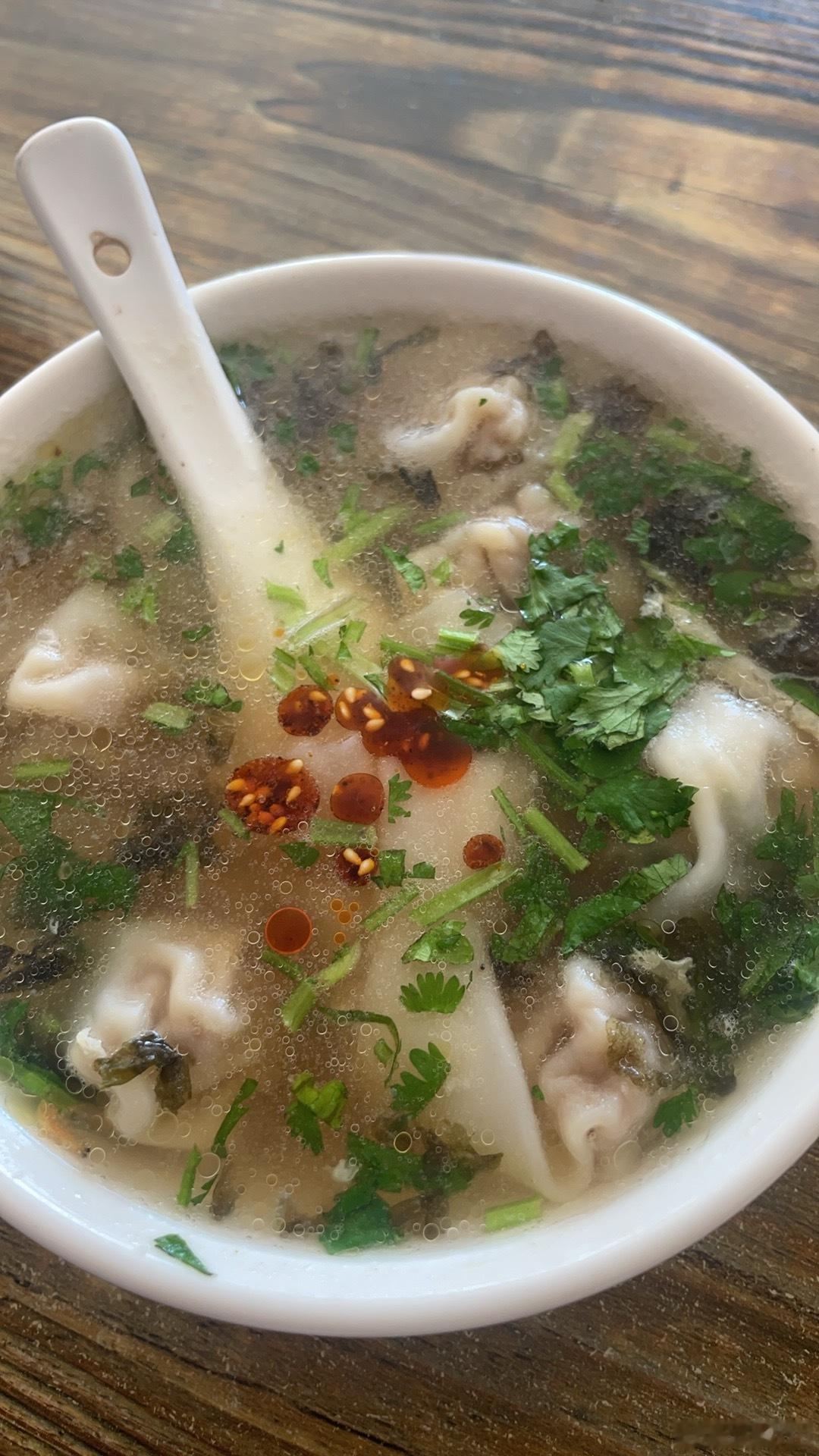 一位大哥掀开透明塑料门帘，快步走到点餐窗口。大哥：豆腐脑是甜的咸的？老板：甜的咸