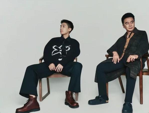 许亚军带儿子许何拍时尚大片，这组图真的越看越有戏！许何一身黑色皮衣，站在镜头前眼