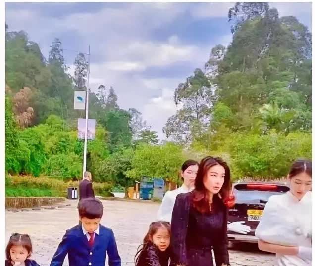 你发现没有，郭晶晶不怎么宠儿子！每次看到他们出行的画面，儿子霍中曦都有的任务