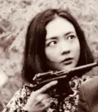 1938年，2名日军闯入王金英家中，看着漂亮的王金英就往她身上扑，不料王