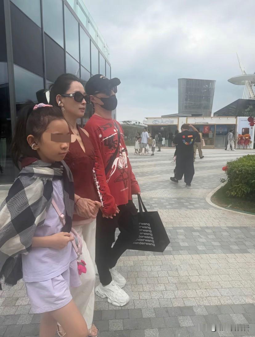 网友偶遇汪峰森林北带着女儿逛街，在三亚过年，汪峰陪着女朋友一起过年，两人都穿红色