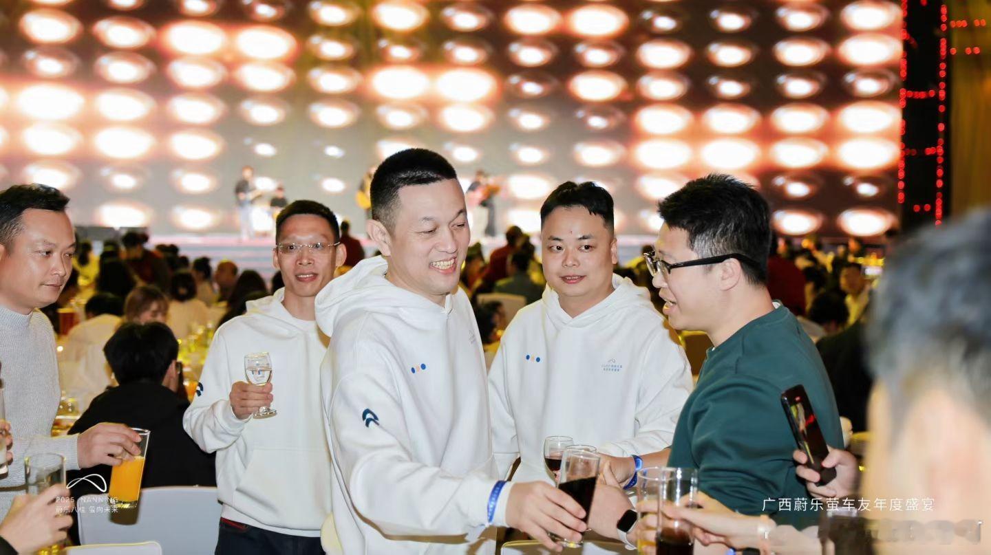 今晚上，李斌在南宁参加今年的蔚乐萤车友年会。我很佩服李斌的一点就是，从蔚来一开始