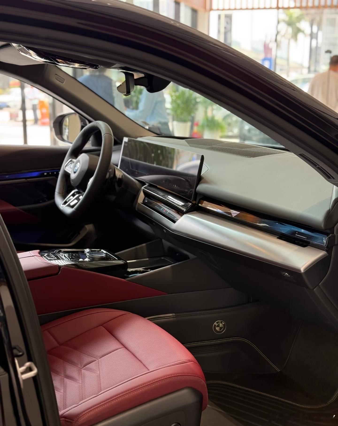 BBA大降价宝马5系跌至28万看到宝马5系裸车来到28万的时候，我第一反应不是