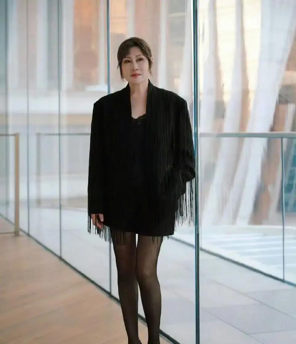 最近张凯丽的脸，成了个话题。有人说她鼻子不一样了，脸也太紧了。一个总演老太太的演