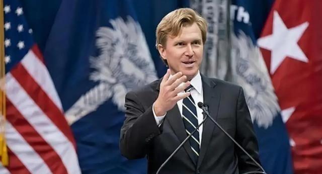 美国还是有头脑清醒的人的，美鹰派专家科尔比告诫美国人：别上俄、印、欧的当了，如果