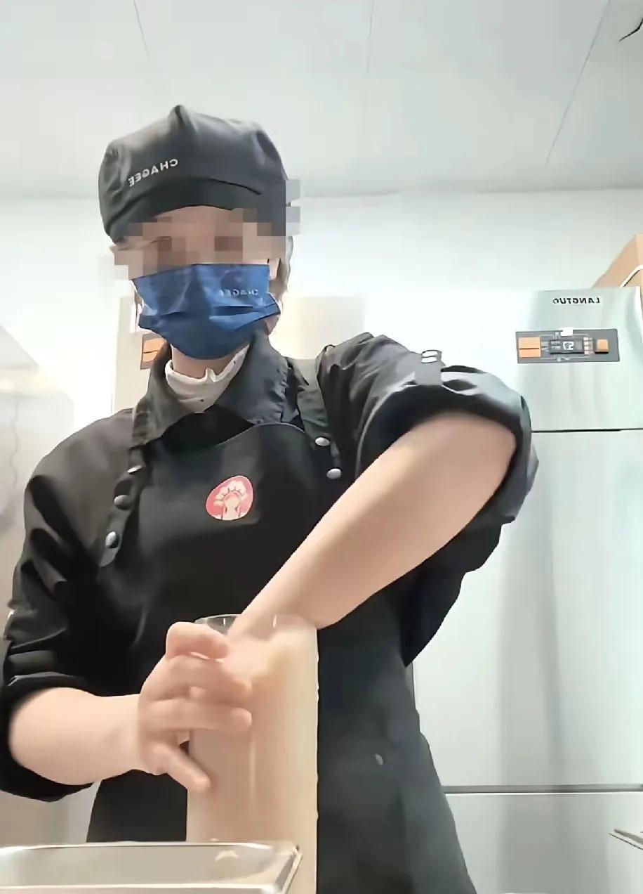 霸王茶姬这波操作点赞！不是因为上午出了事，下午就出通报，也不是直接把相关员工