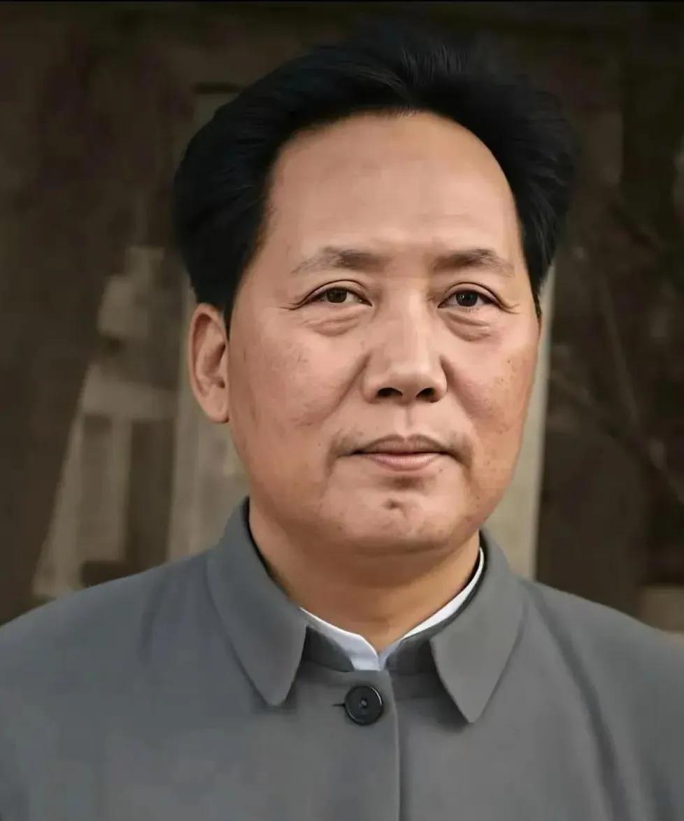 有许多演员扮演过伟人，可伟人的气质演员是演不出来的。在众多演员中，只有古月和唐国