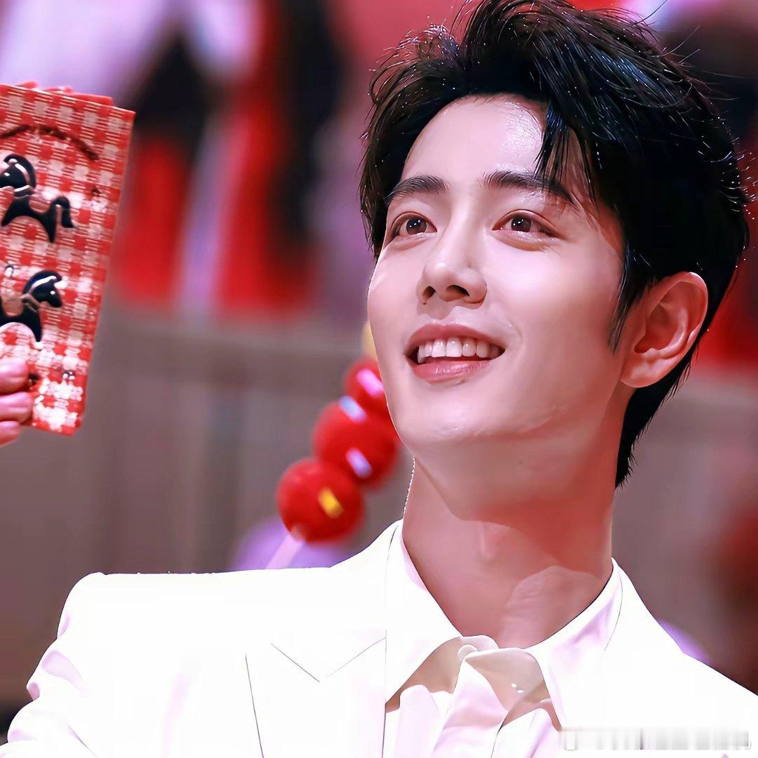 大年初二，整个剧组都收到了肖战的红包，连群演都没落下。新剧《小城良方》刚开工，工