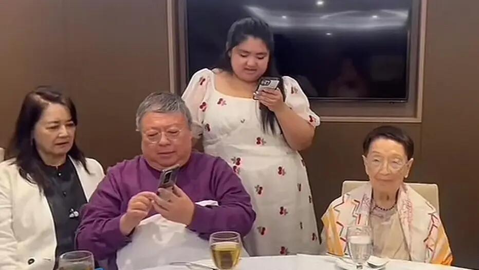 岁月不饶人，67岁的胡慧中也成为了老奶奶的模样了，看起来和普通大妈一样，没有往日