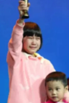 2013年，央视镜头里，14岁重庆女孩背着弟弟翻山上学，却始终面带微笑。可是，当
