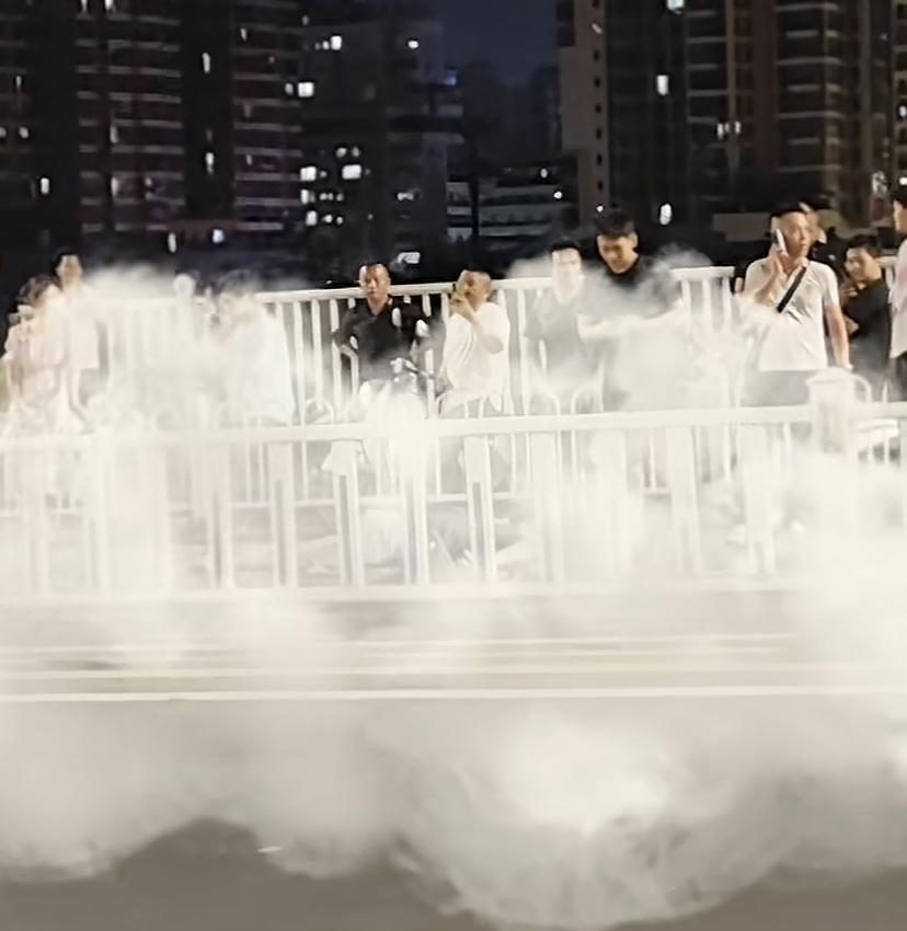 6月5日凌晨广西南宁北大桥，一名男子酒后驾驶电动车上桥，并行驶在快车道上，被迎面
