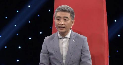 周炜曾是国家级一级演员，九次登上春晚，是正规相声圈里被看好的“接棒人”。却因为2