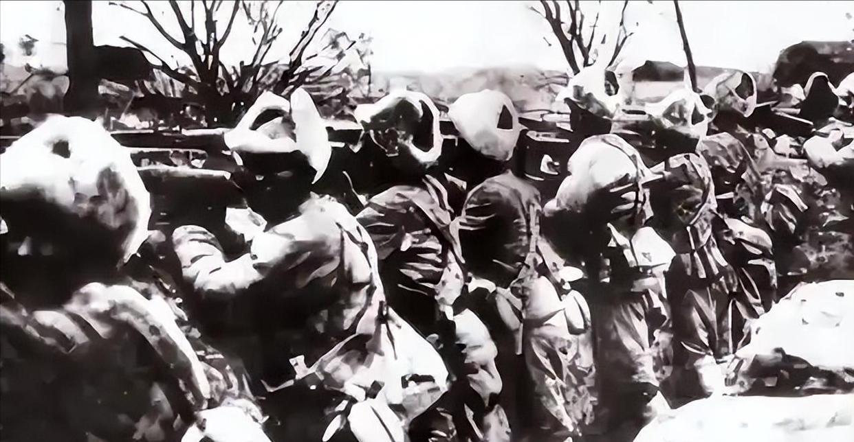 1937年冬，石场屯打谷场上，十六岁的抗联小战士张栓子被日军死死按在地上。他拼命