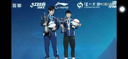 混双夺冠后大合影现场，乒乓球世界​冠​军王楚钦​为推掉拍照差事​连连挣扎，全程哭