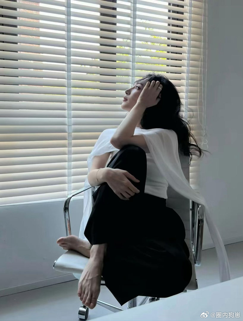 江疏影裸足真的好有韵味，干净又温柔，气质直接拉满～