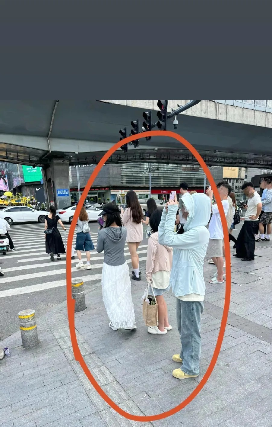 奉劝大家出门少穿点防晒衣吧……今天过马路看到好多好多人都在穿防晒
