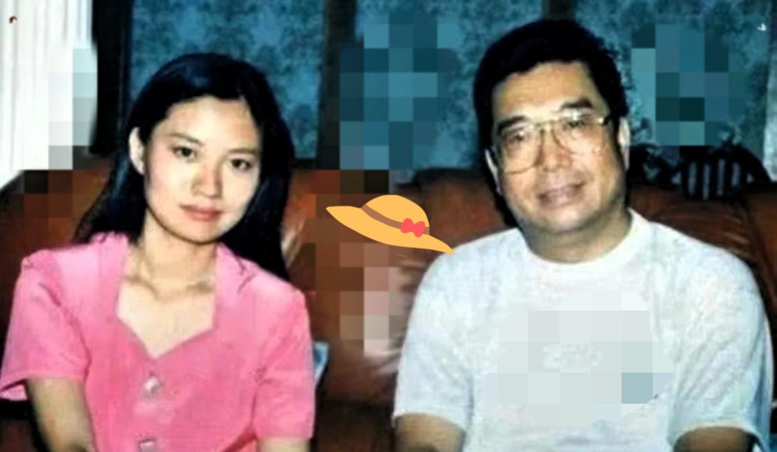 旧照里站在李双江旁边的姑娘，就是后来给他生儿子的梦鸽。当年她19岁，他46