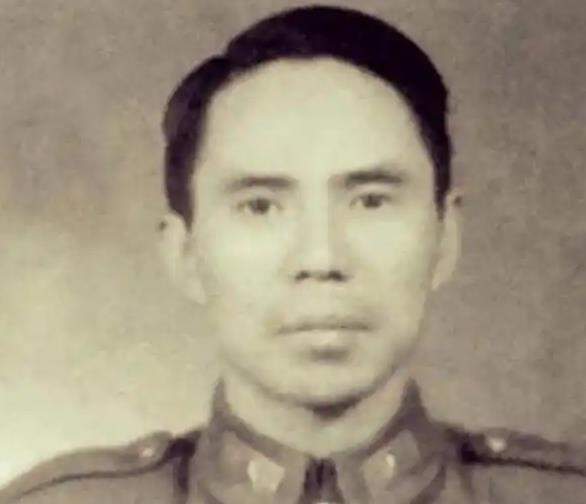 1949年，特务头子毛森，抓捕了一个交际花小姐，审讯时，毛森用刀划开她的衣服，轻