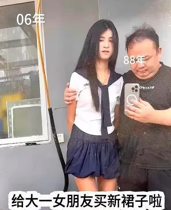 37岁咖啡师与19岁女大学生恋爱获双方父母祝福。开始女生父母还有疑虑，后面发现男
