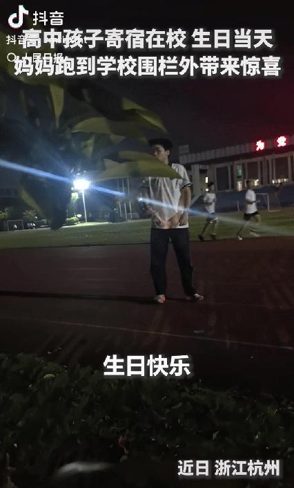 泪目！5月19日人民日报报道，浙江杭州一名高中生生日当晚在校夜跑，原本以为生日就