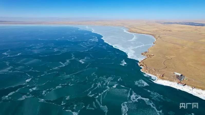 青海湖化身冰封“蓝宝石”谁能想到，零下20℃的高原寒冬里，青海湖竟把自己冻