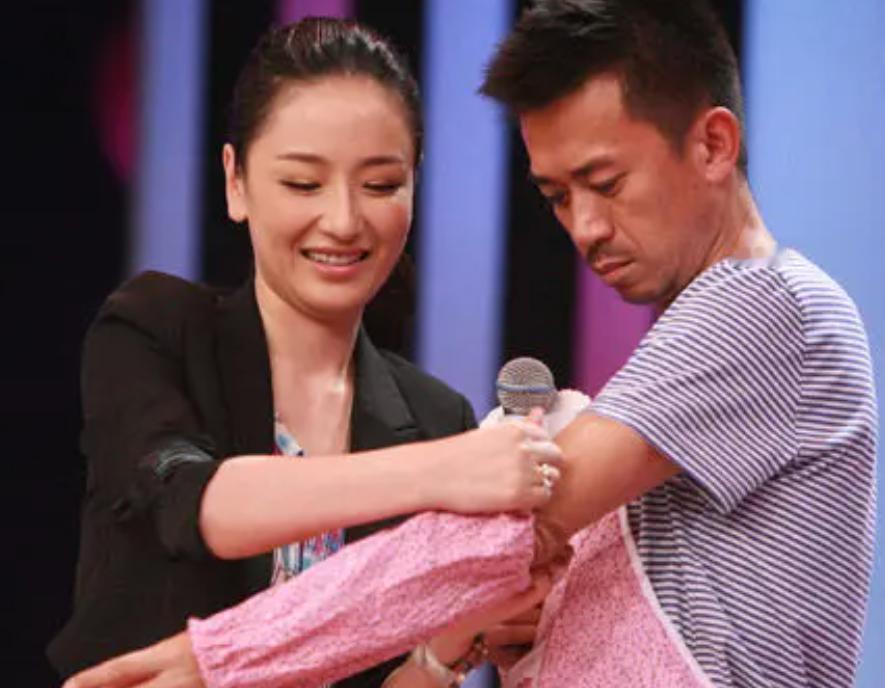 2009年，二婚的王学兵迎娶孙宁。孙宁承担了婚礼全部开销，还买了婚房。而王学兵却