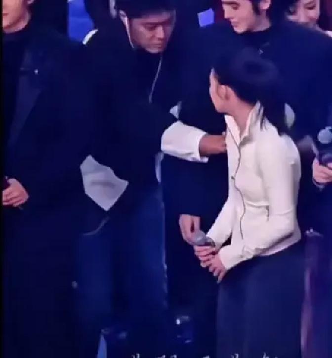 去年那场跨年晚会彩排，两个顶流团队为了谁站中间差点吵翻。导演组原定的队形被来回