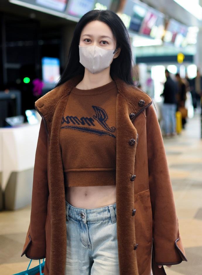 今天倪虹洁现身机场，她这次走复古时尚风路线，看起来年轻又有潮流之美。她里面穿