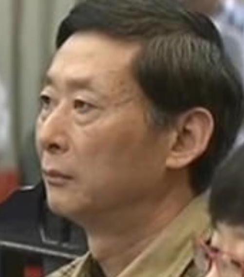 妻子死在自家床上，门从里面反锁，现场没有撬锁痕迹。警察看了一圈，得出结论：最大嫌