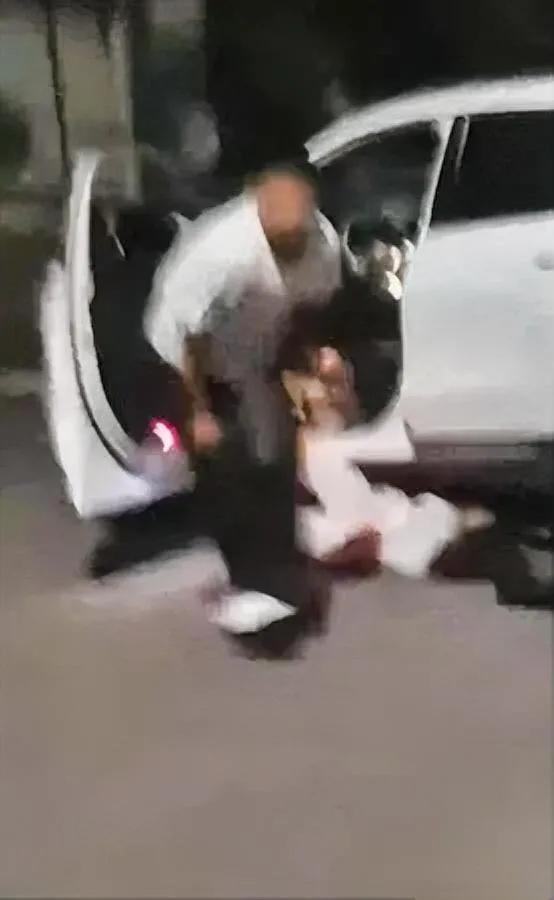 凌晨1点，我刚要躺平——突然听见楼下有人喊“救命”，声音像被掐着脖子似的，发