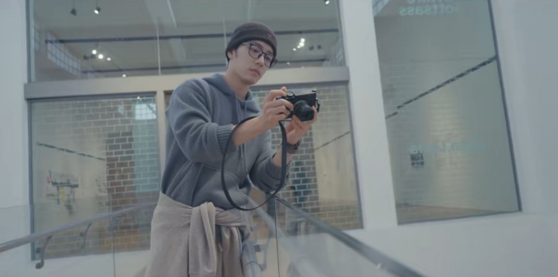 出门看展遇到帅哥，鼓足勇气找他帮你拍照他一点不敷衍，好像还很专业，主动跟你说光线