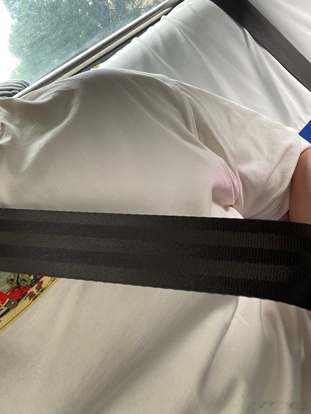 我打了一车去取试驾车这出租车后座安全带我拉出来居然厚厚一层土…..说明很长一段时