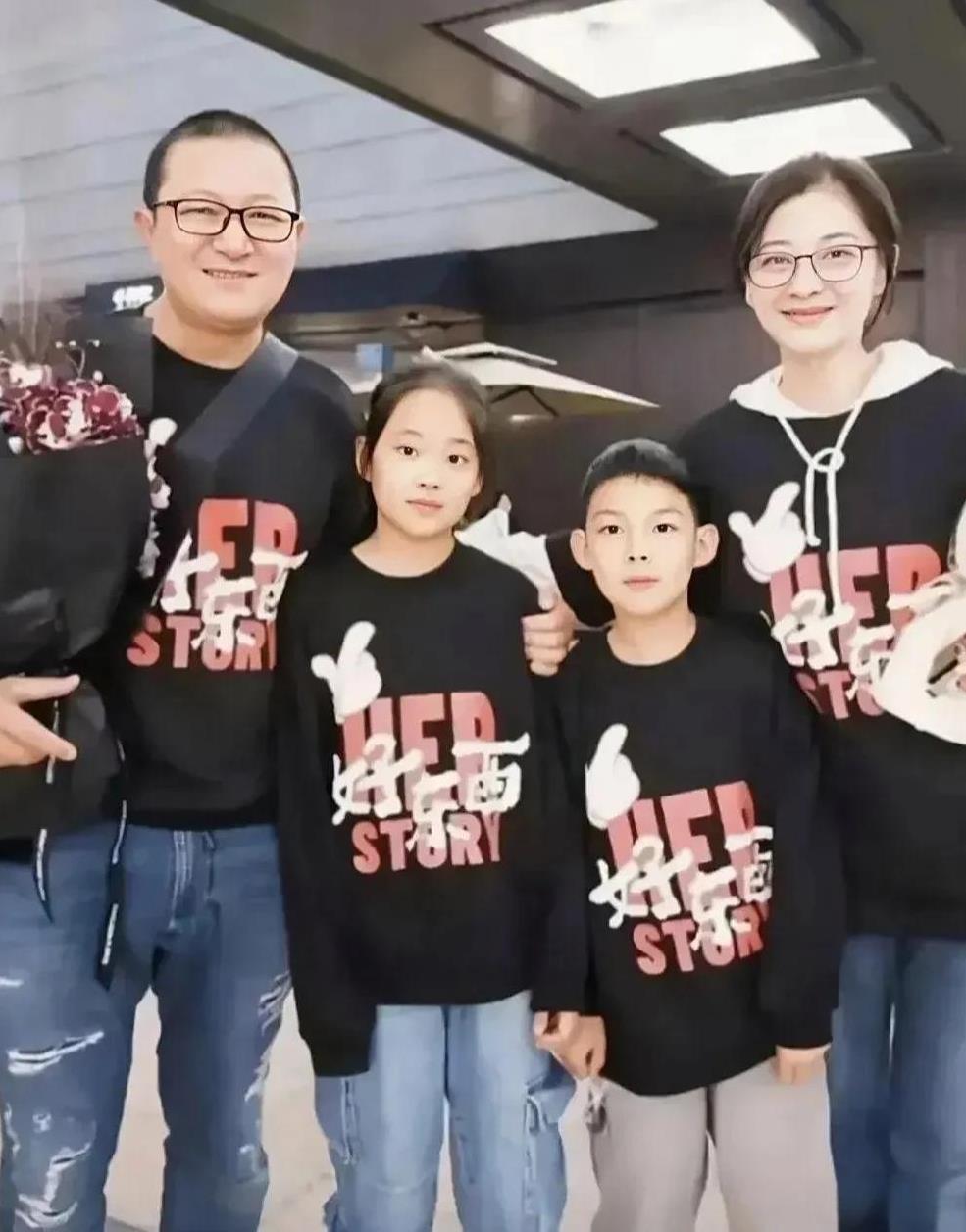 梅亭一家四口的合影，四人穿同一服饰，默契十足。丈夫身姿挺拔，尽显儒雅帅气。年届