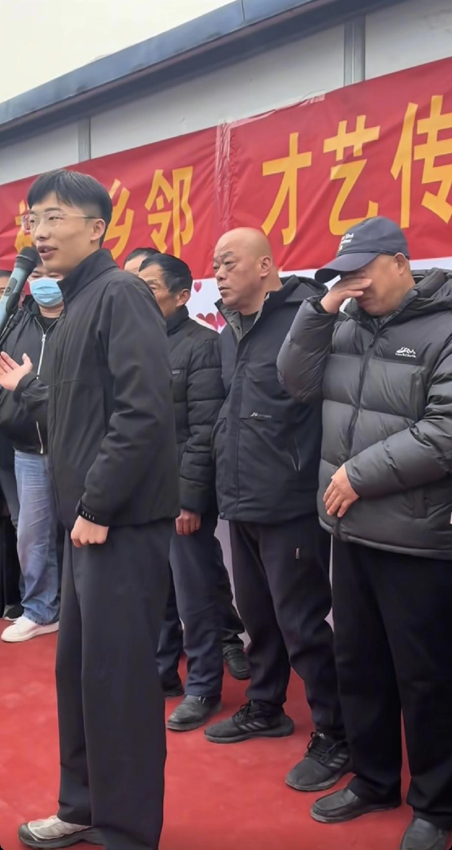 郭有才父亲哭了!2月3日，郭有才回到山东菏泽老家郭庄社区，给村里60岁以上老