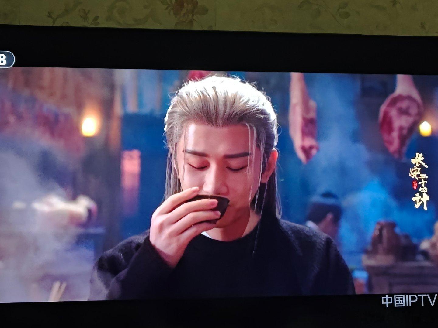 粉丝有多喜欢成毅，路人就有多反感。撇开颜值，也不是要黑他，千年不变的木讷表情，桀