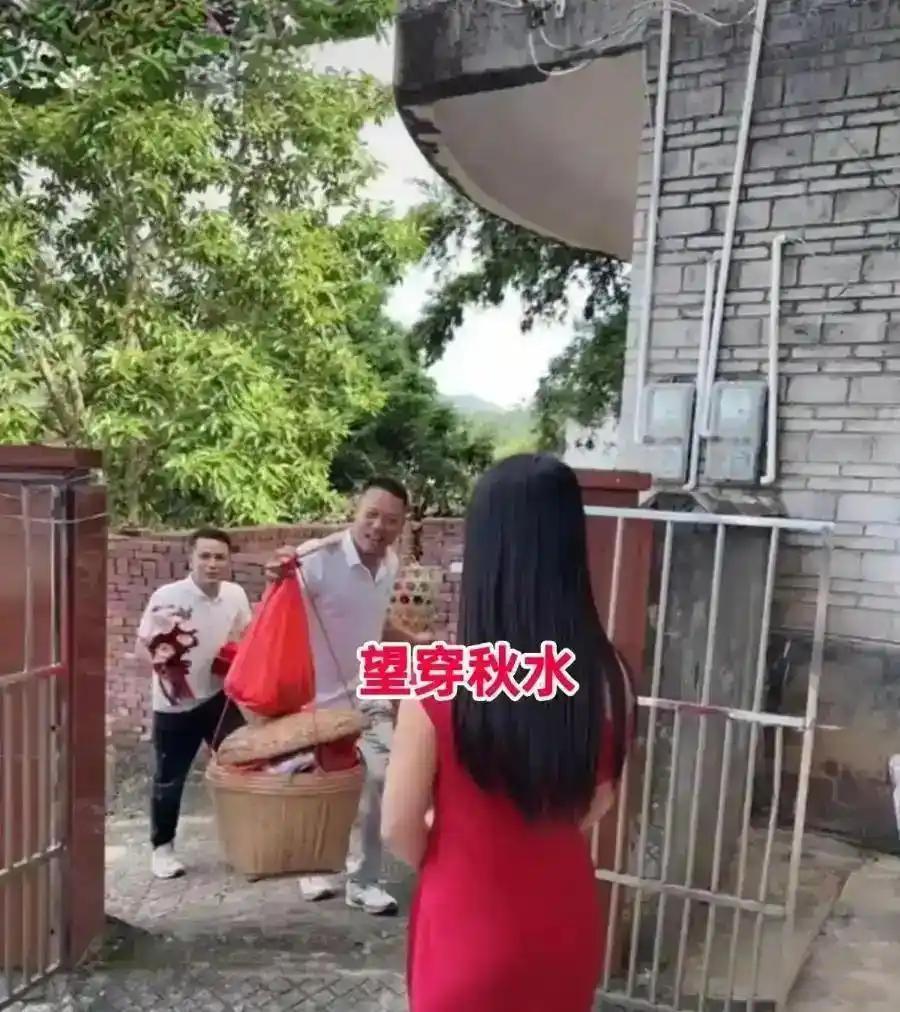 广西一28岁服装店老板娘订婚，红裙一穿，未婚夫刚迈进院子，她没等长辈开口、没等流