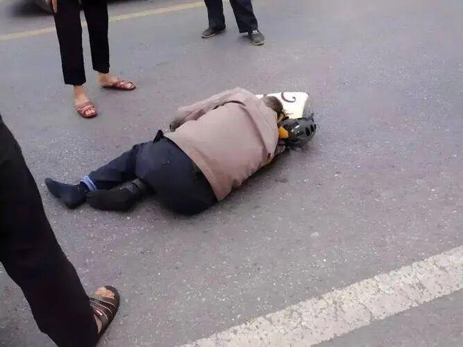 长沙老人摔倒这事儿，真是越想越让人心里不是滋味！33分钟49个人路过，愣是