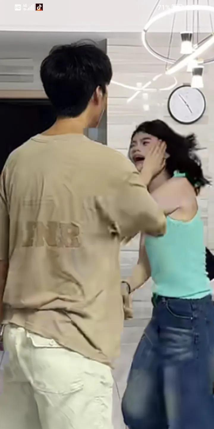 怒火冲天，丈夫狠狠打了妻子一巴掌，打得妻子莫名其妙，都蒙圈了，事因，妻子从结婚后